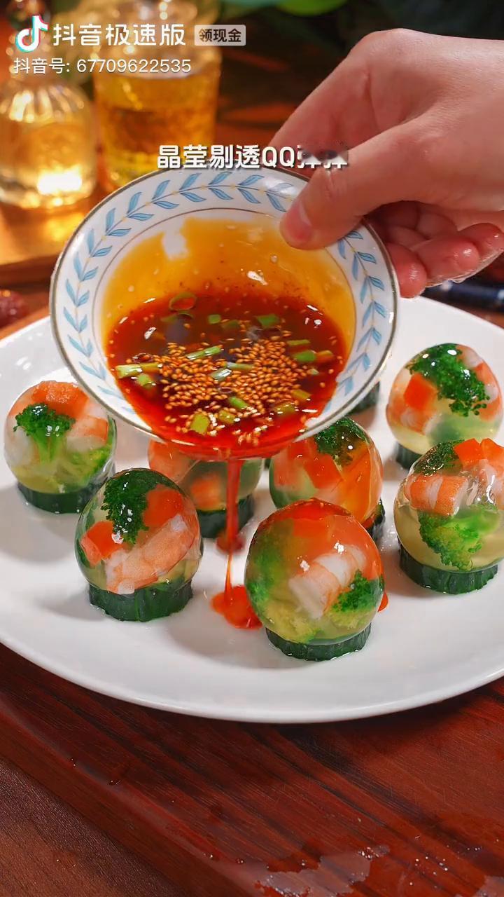 年夜饭第16道菜：蔬菜虾仁水晶蛋。晶莹剔透，QQ弹弹，非常好吃，一起动手做起来。