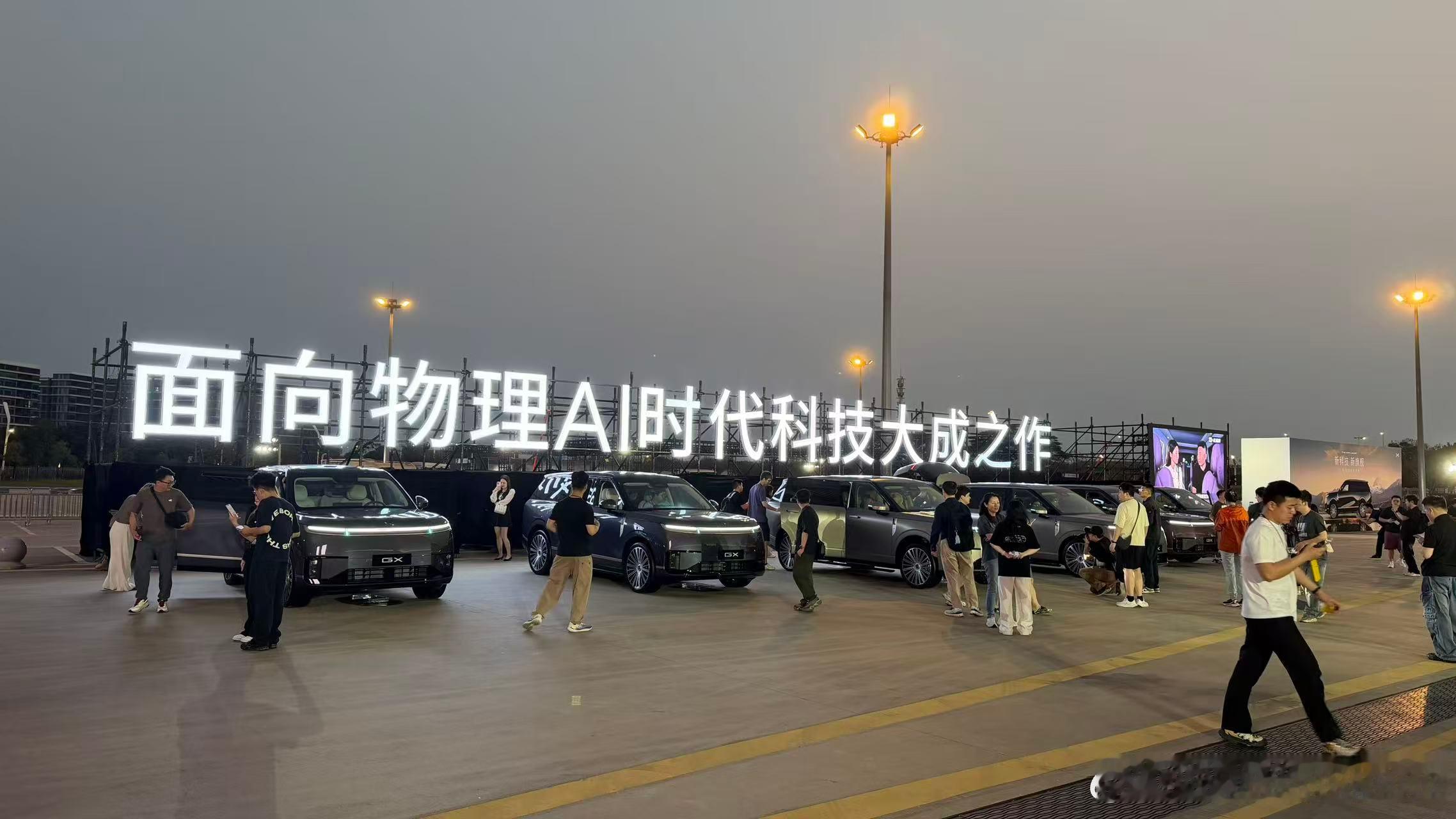 小鹏首款全尺寸旗舰SUV小鹏GX正式开启预售，预售价39.98万元起，纯电四驱旗