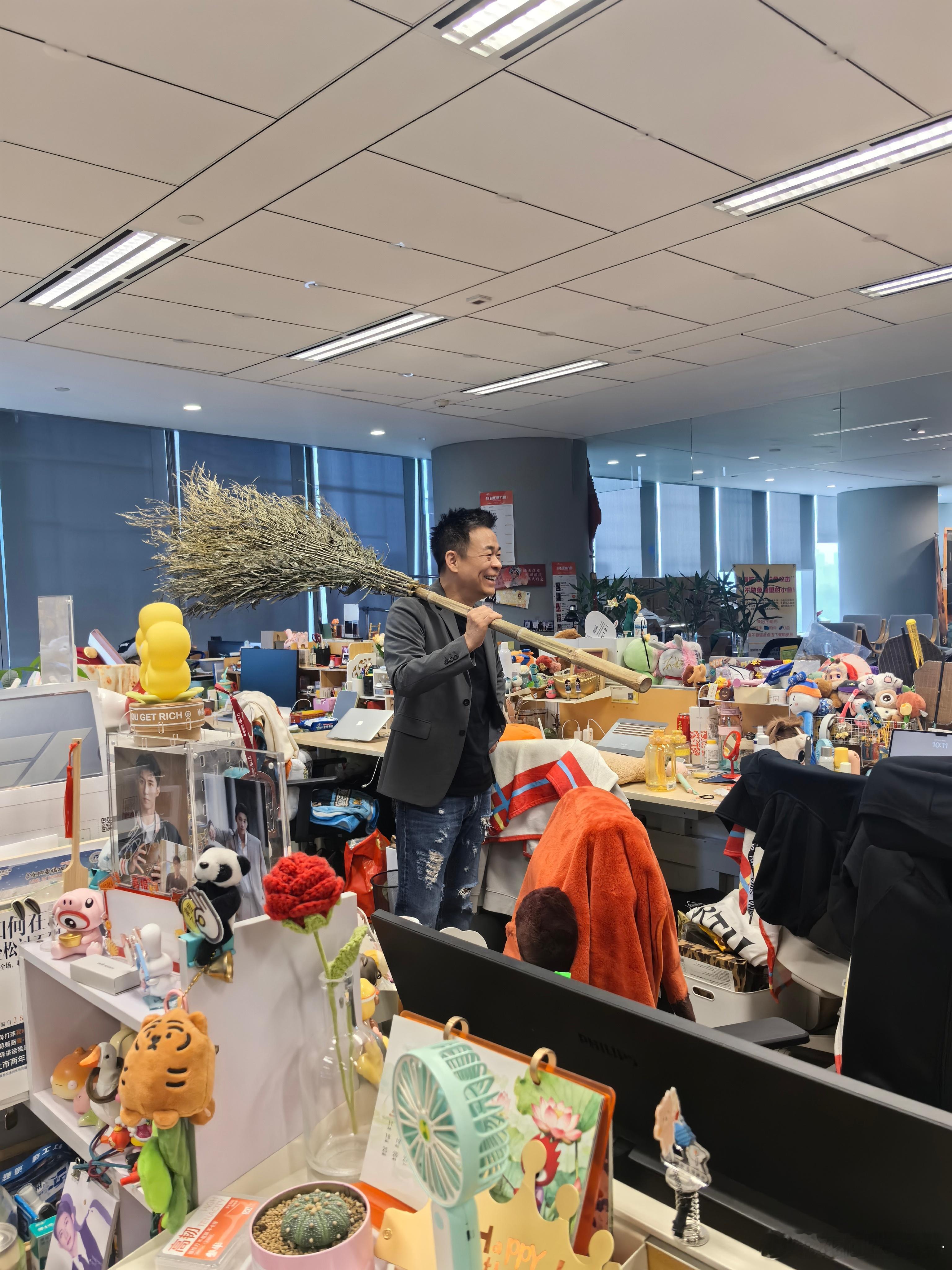 孙浩扫地僧真拿扫帚来扫楼了孙浩自带满满的喜剧氛围感，这次扫楼之行笑点密集不断，待