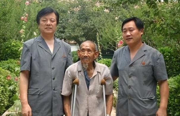 1994年，河南73岁老农欠钱不还成老赖，法院找上门时躲起来不敢见人。孰料法官却