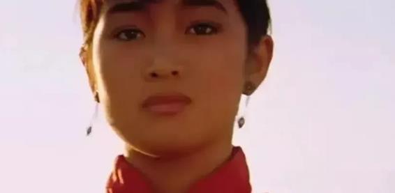 ☆1987年，张艺谋筹拍《红高粱》，花了四万块钱，请当地农民种100亩红高粱，并