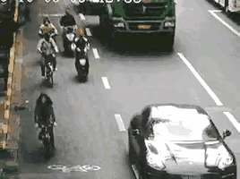 车祸猛于虎啊！看到这个图片真是让人揪心！好好的各行其道不好吗？

从图片上看，大