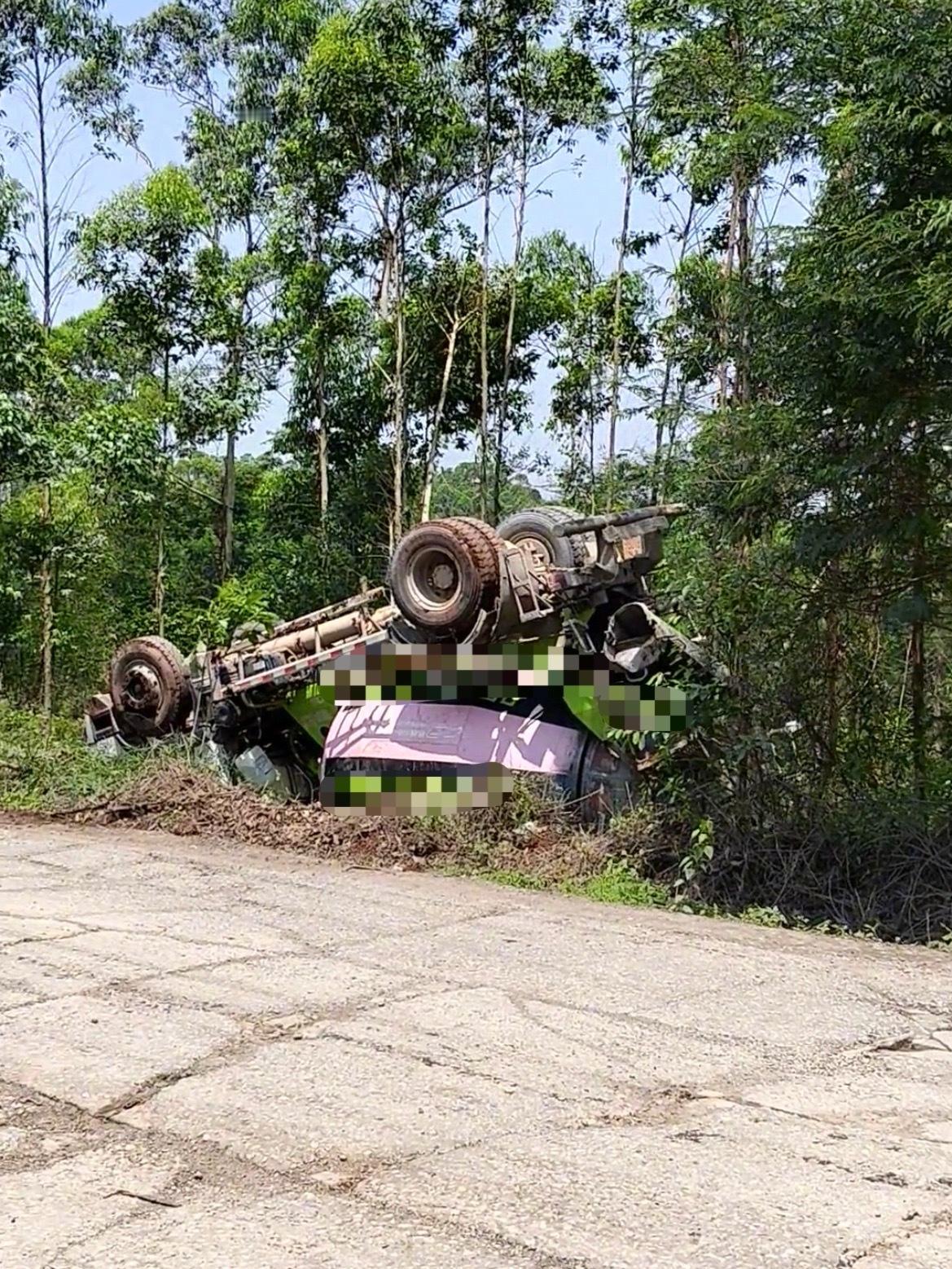 【钦州下某江一搅拌车翻车朝天在路边】4月25日，广西钦州下某江一辆水泥搅拌车翻车