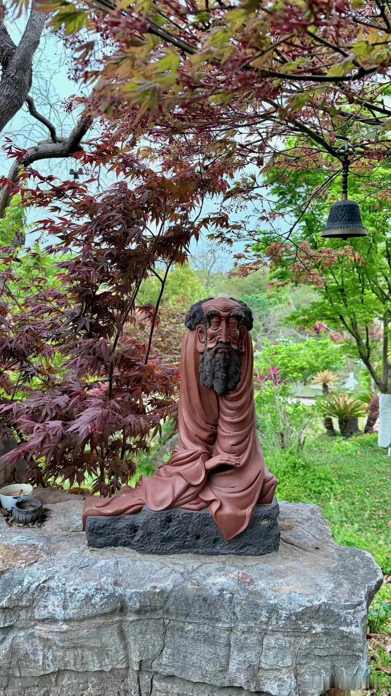 表嫂又去医院了，这带状疱疹后遗症，头一阵一阵地疼，一天发作几次，已开了刀，每天还
