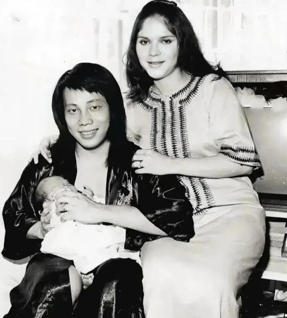 梁小龙与首任妻子全家福曝光，夫妻2年内先后去世，只剩下女儿了！

2026年刚开