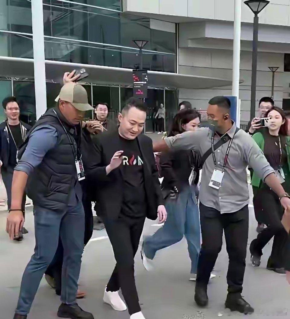 孙宇晨从香港比特币峰会出来，身边一左一右站着两个保安，把拍照的网友隔在两米开外。