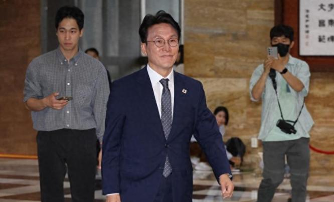 当一个平时西装革履的政客，突然摘下领带，套上厚重的防弹背心，手里还要拎着一把自动