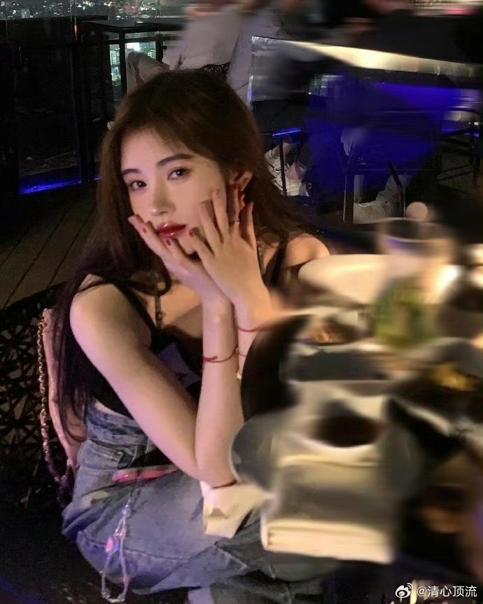 鞠婧祎反差萌拉满 真的是没有想到鞠婧祎爱吃白开水泡饭，不过看到咱们姐姐吃开水泡饭