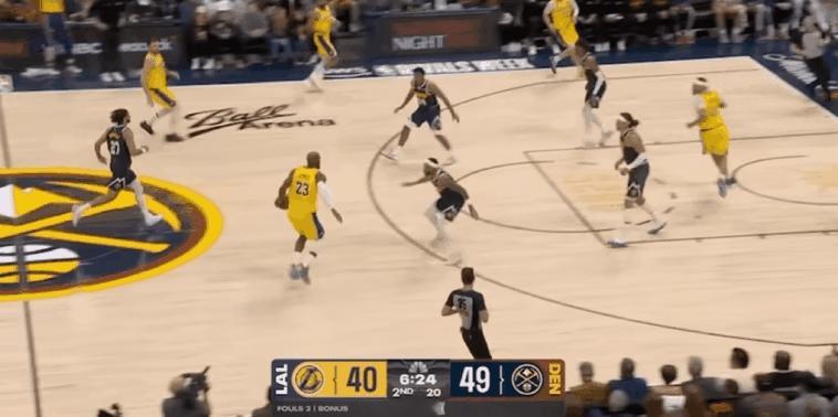 老詹这一扣明显是在向球迷宣泄不满，一位连续21年都入选首发，41岁高龄还在场上坚