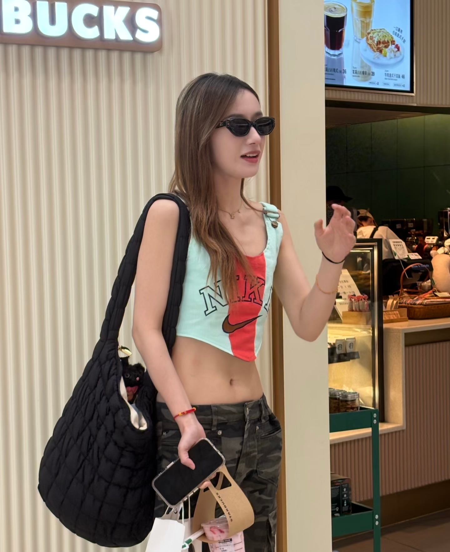 机场偶遇蒋舒婷，看到了蒋舒婷的马甲线蒋舒婷马甲线机场偶遇蒋舒婷