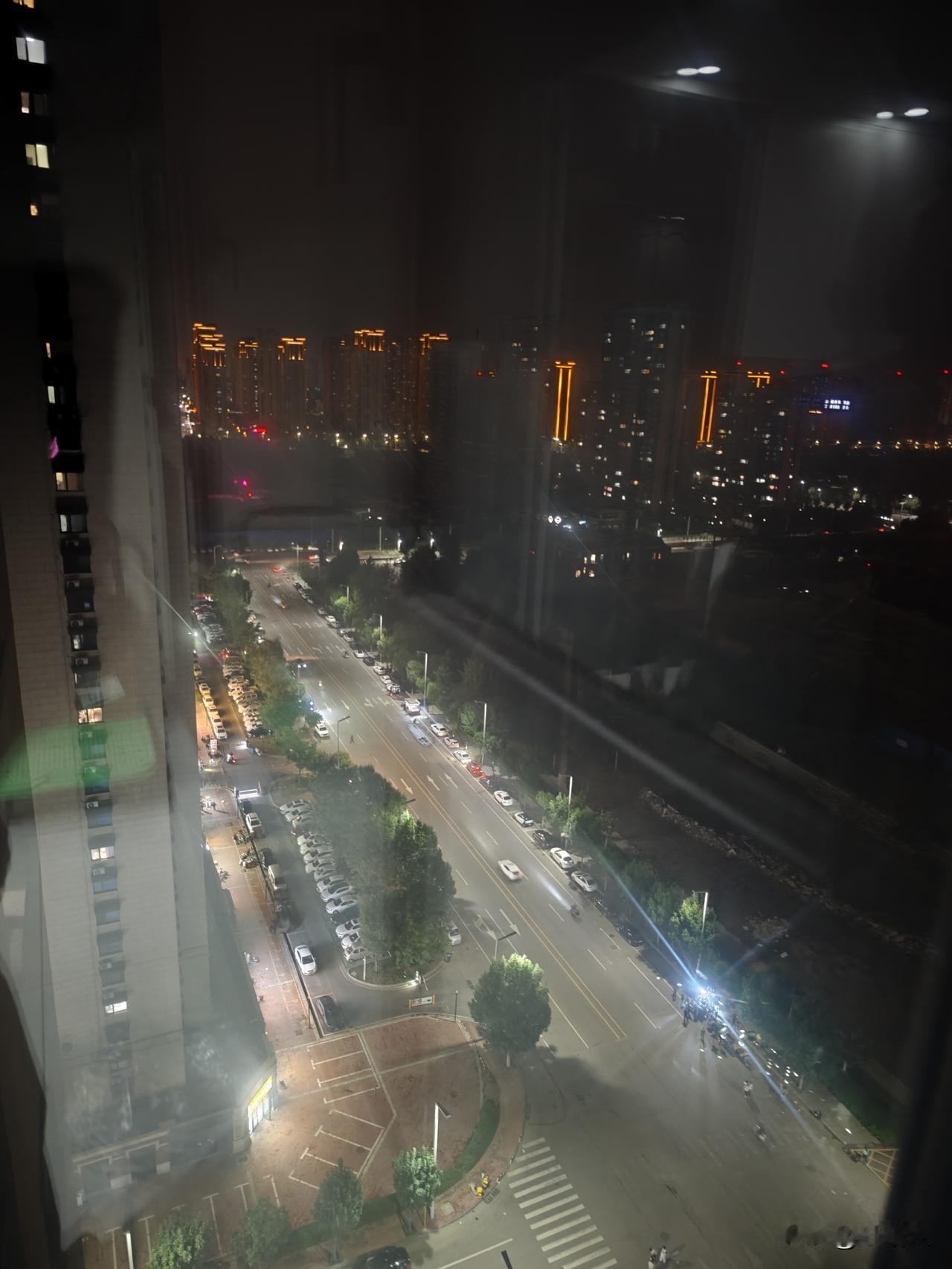 一眨眼，

就站在了输不起的年纪。

上有养育之恩未还，

下有抚育之责在肩，