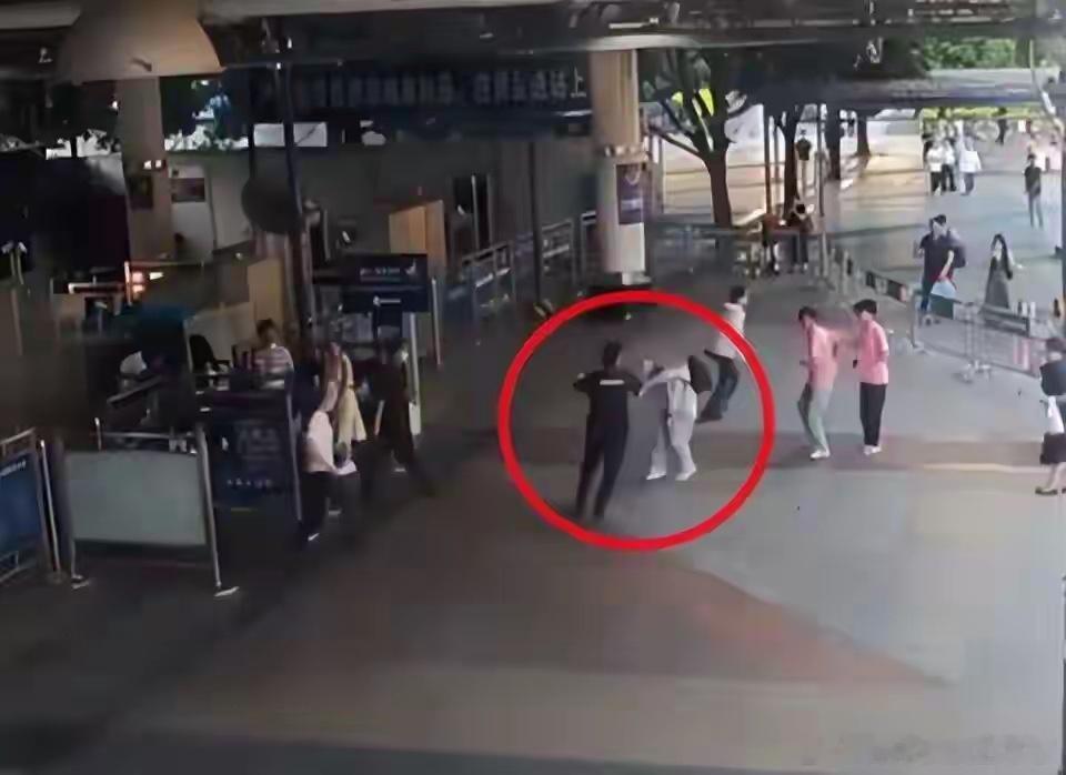 浙江大学老师在南宁火车站走错通道，被安检员辱骂殴打，警方认定互殴，双方被行政拘留