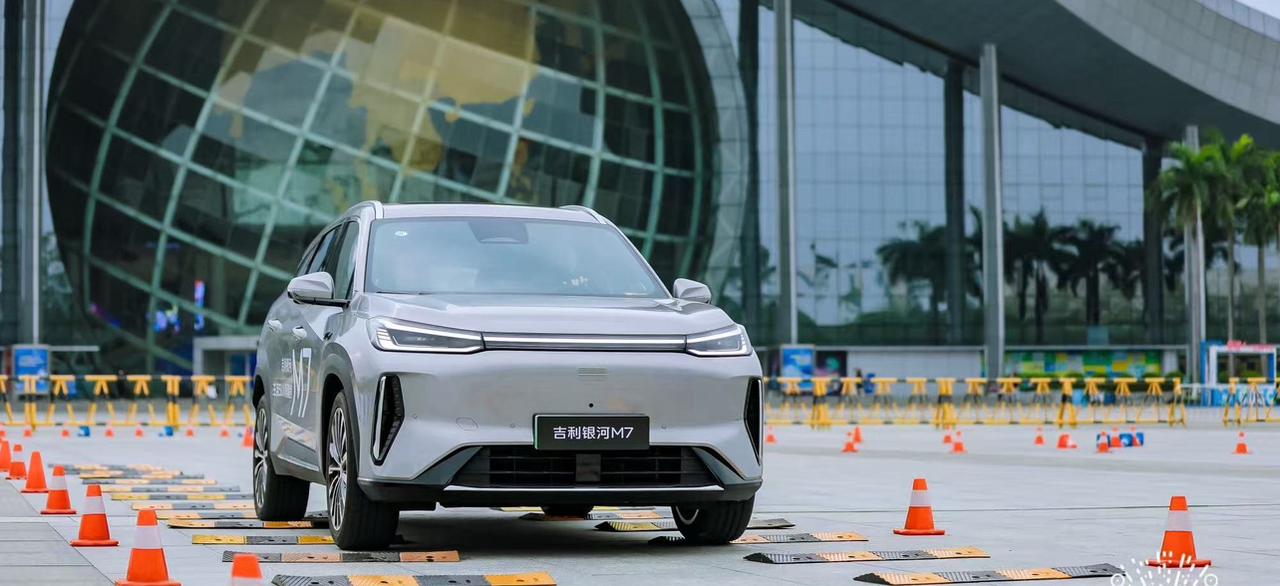 近日，吉利汽车在广州举办了全民众测吉利银河M7活动。作为吉利汽车即将推出的重磅混