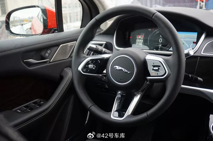 据说左侧是捷豹 GT 量产车的方向盘，有点老普桑的意思，大家觉得好看吗？42ho