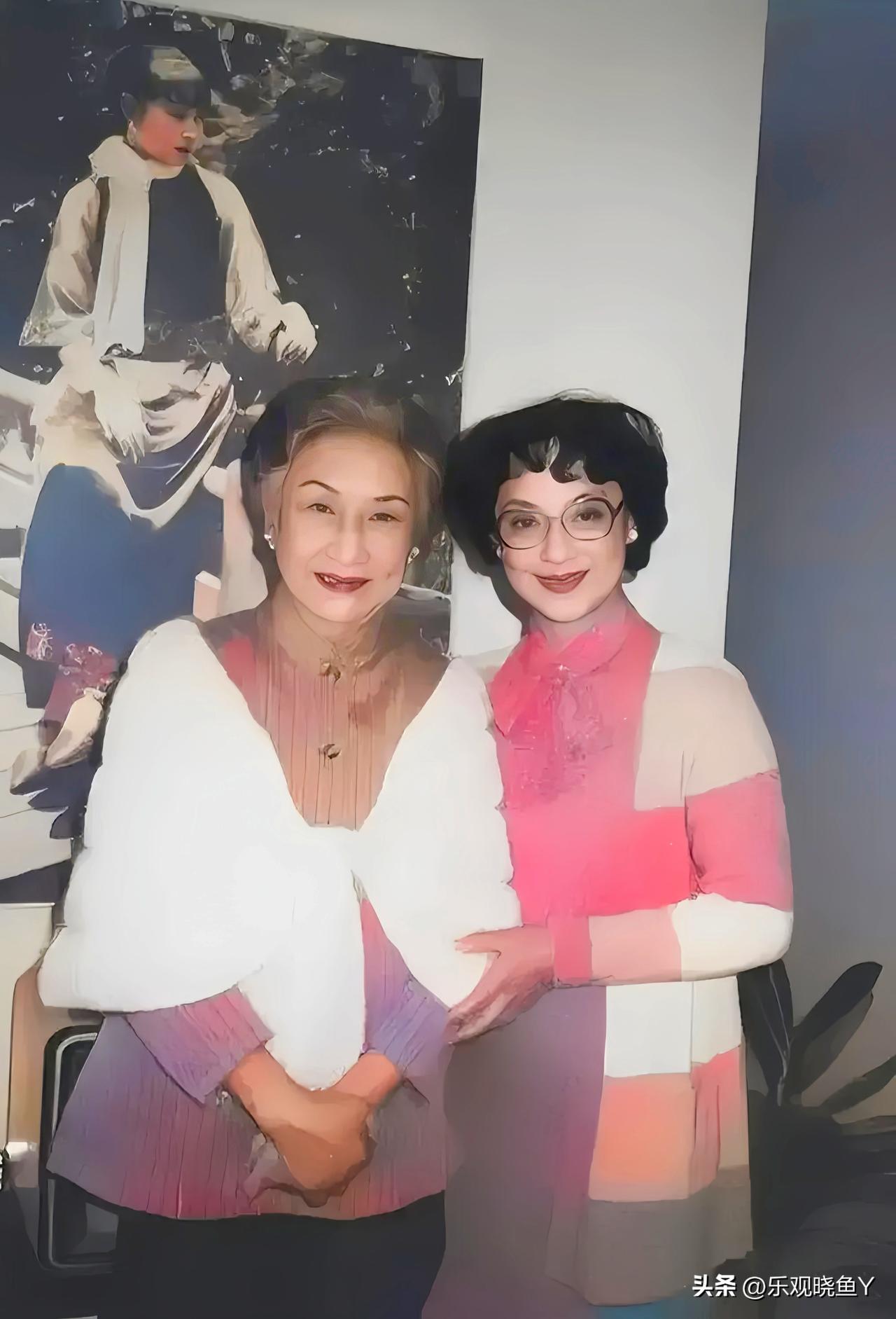 一九八五年，王丹凤前往加拿大探望胡蝶时二人在胡蝶家中的珍贵合影。彼时王丹凤六十一