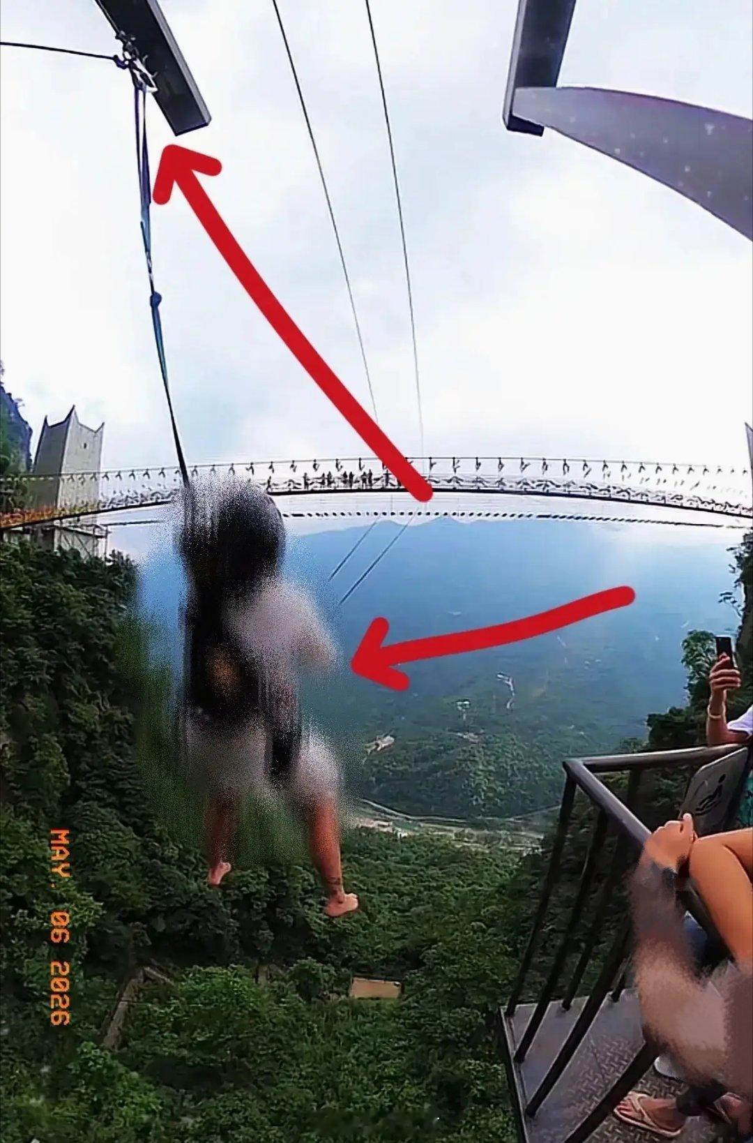 一句反复的“没拴紧”，最终成了最绝望的呐喊💔四川华蓥秋千坠亡事件官方通报：游客