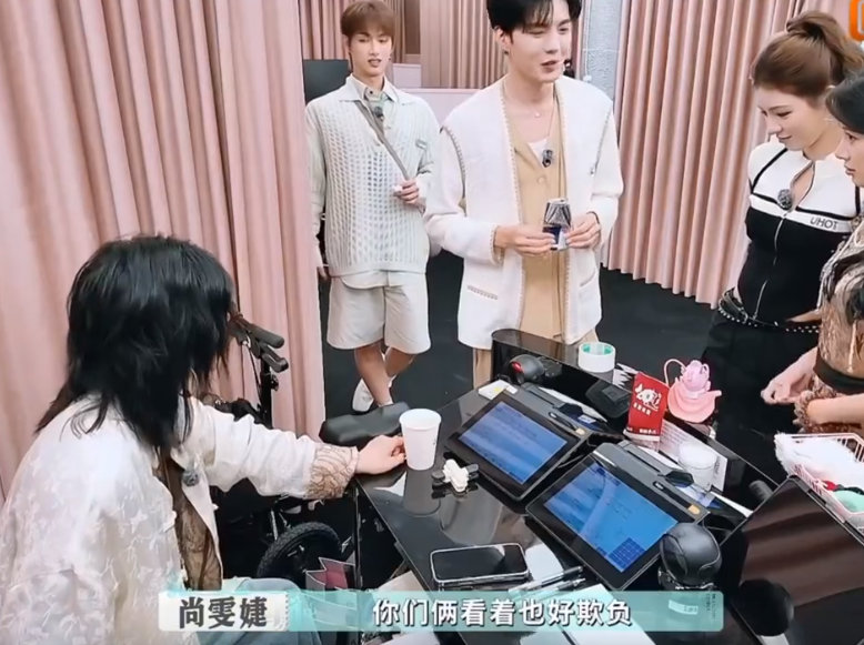 尚雯婕李佳琦严母慈父具象化 节目里尚雯婕秒变“严母”，张予曦赵昭仪买咖啡贵被训得