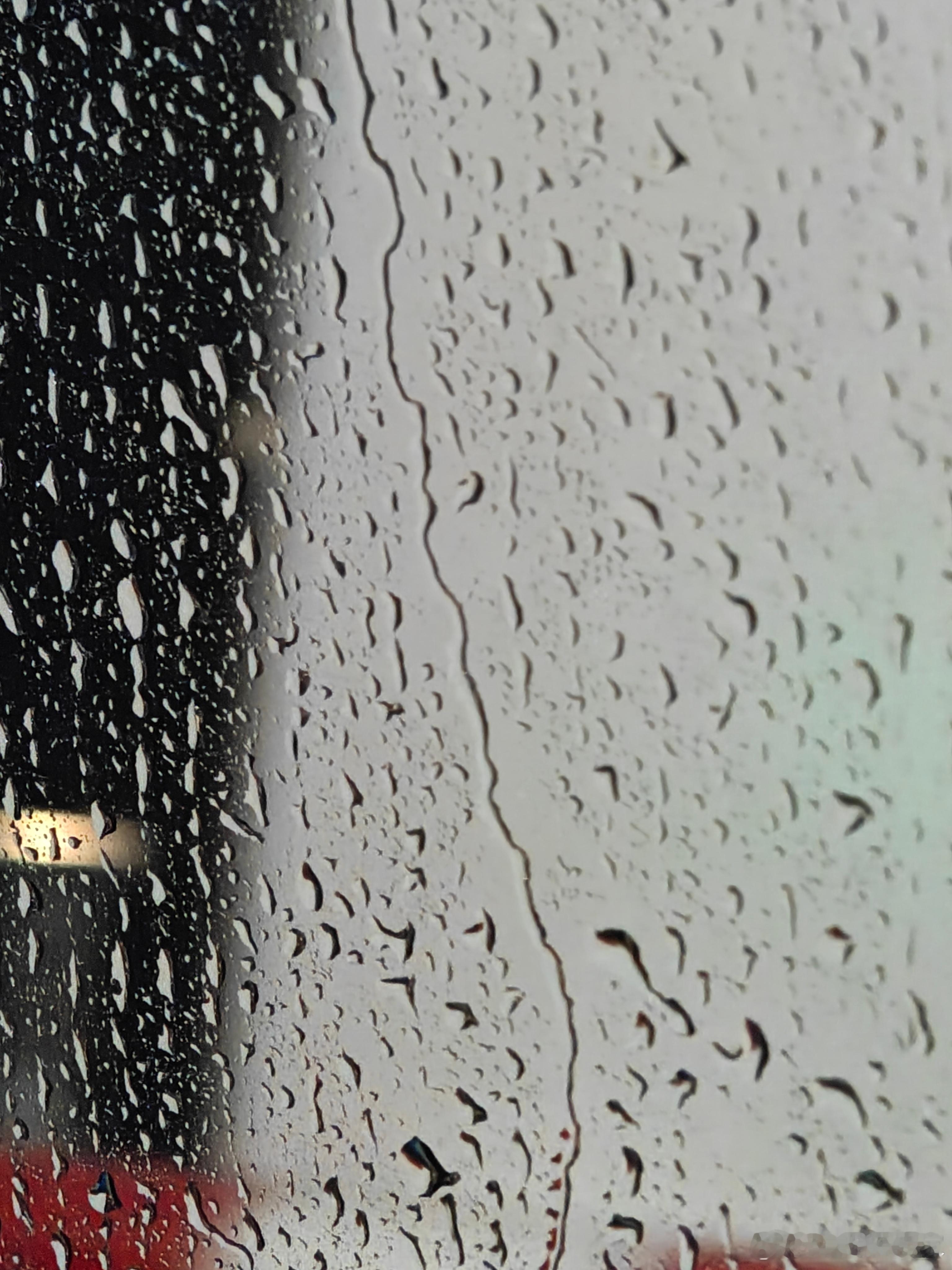 杭州这雨有点大啊[哼]以后还是尽量选早上的航班吧，这样下午落地后还能安排下，干点