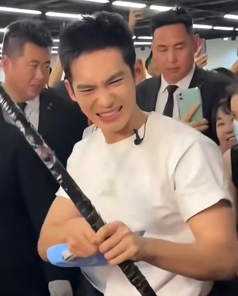 每次参加活动那种女生声音很吵闹我的表情 ​​​