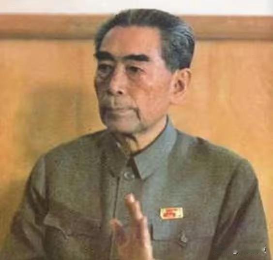 1976年，周总理去世，党中央找到他的侄子周尔鎏，想取回总理开国大典时穿的衣服作