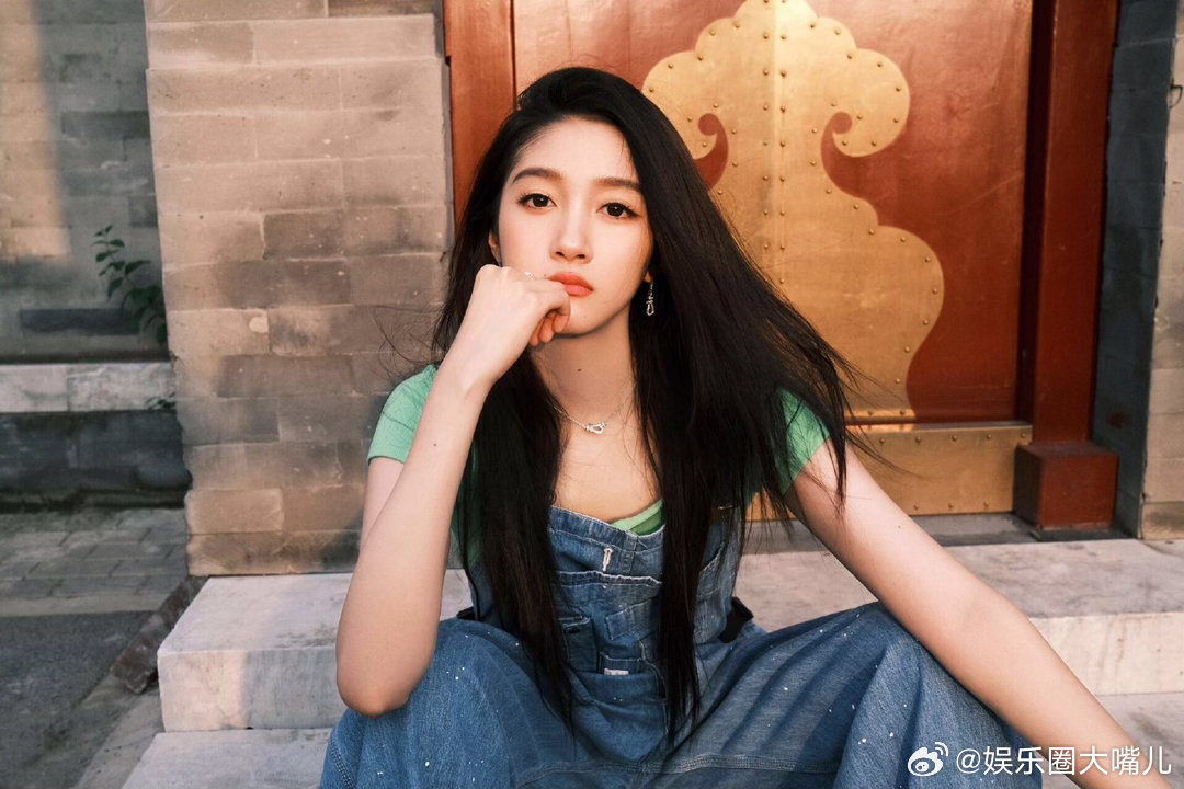 关晓彤迎来现偶最佳赏味期接连带来《耀眼》《我与爱同谋》《红掌》多部现代作品，关晓