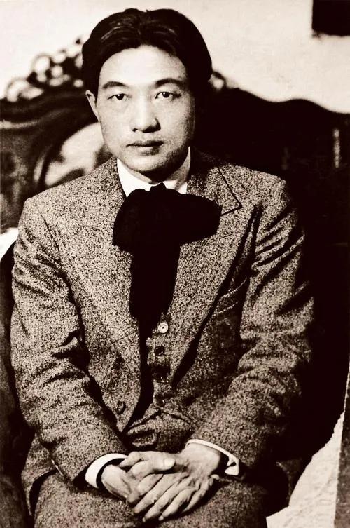 1912年，17岁的徐悲鸿被迫迎娶村姑为妻。洞房花烛夜，他虽然厌恶妻子却主动圆房