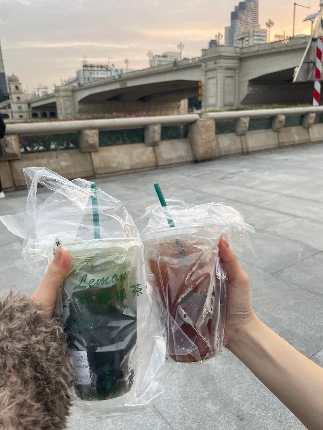 出来拍冬装热到直接街头点柠檬茶过来[汗]  ​​​