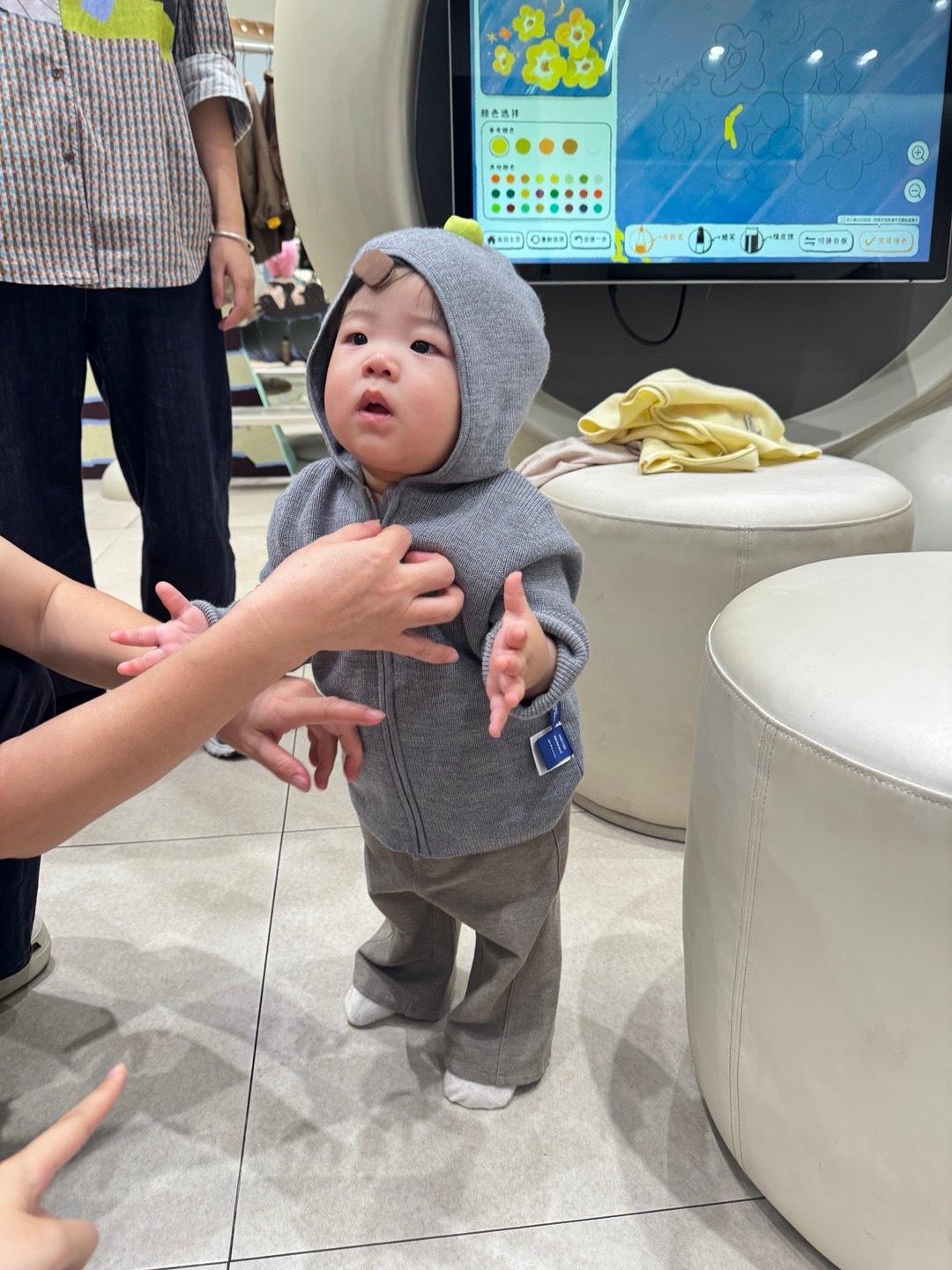 有了小孩后 逛街都直奔童装店[流鼻血]对自己的衣服一点兴趣都没有[流鼻血]可爱?