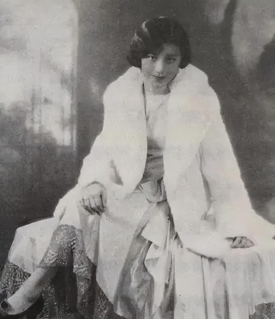 照片上这个打扮摩登的女子是大地主刘文彩的三姨太凌君如，她因美貌得到了刘文彩的宠爱