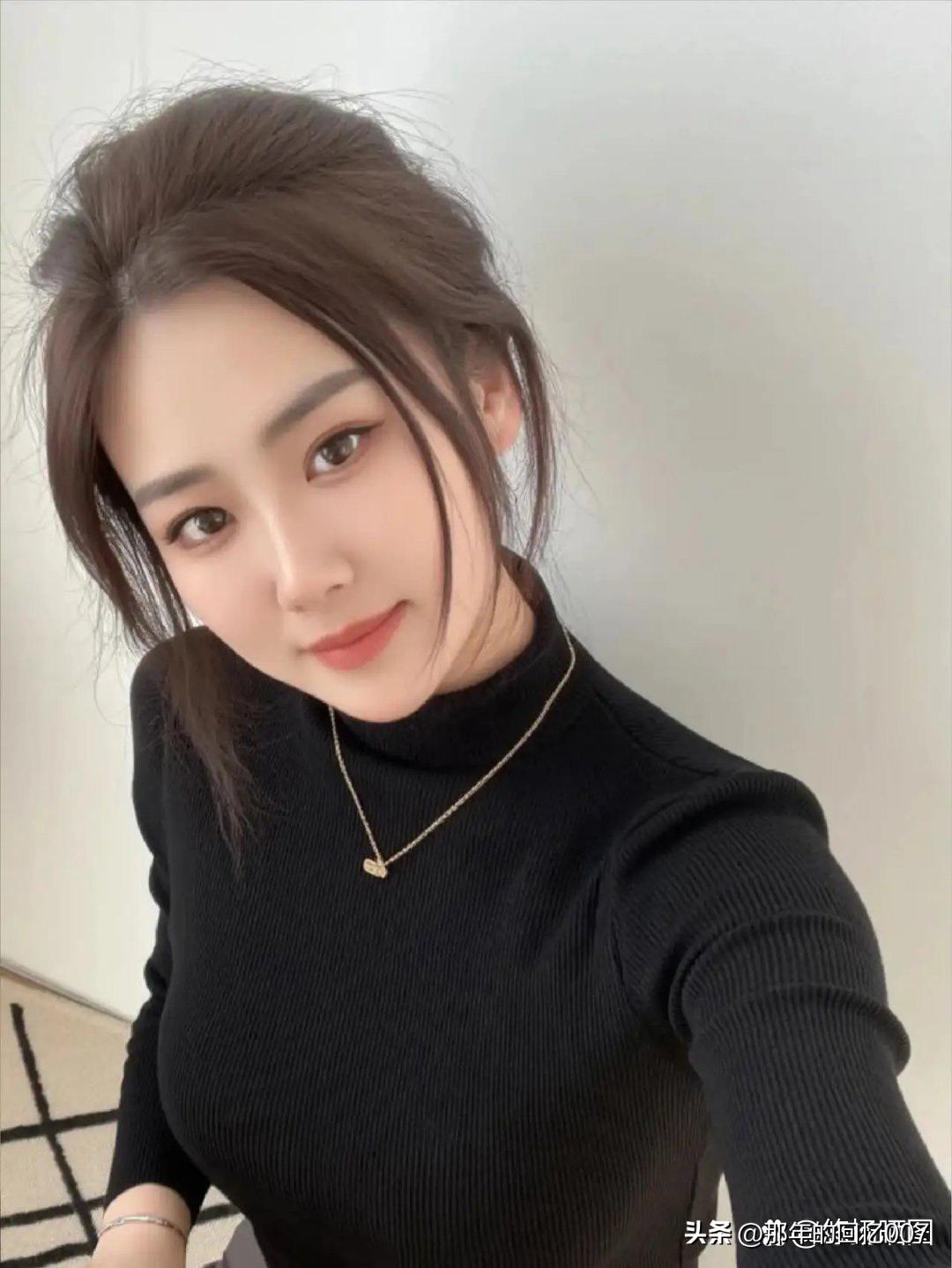 看到这个穿着黑色高领毛衣微笑着看镜头的女孩，瞬间被她的气质吸引。黑色高领毛衣就像