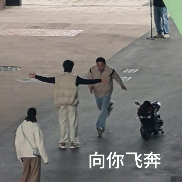 贺峻霖徐志胜拍了重庆机车大片 😂重庆街头的机车大片被这俩人玩明白了！徐志胜跑着