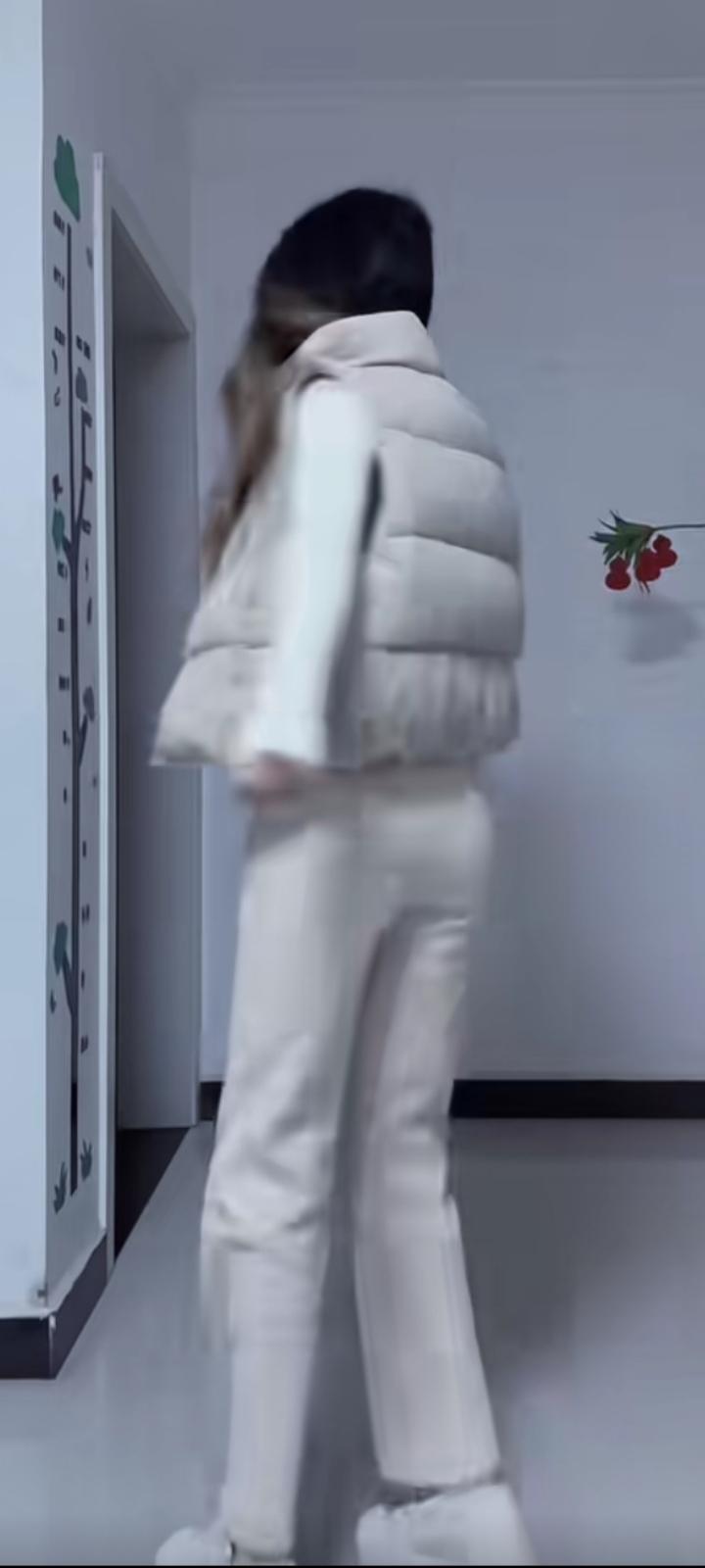 集卡领红包 愿你被这个世界温柔以待，即使生命总以刻薄荒芜相欺。也愿你心中有光，不