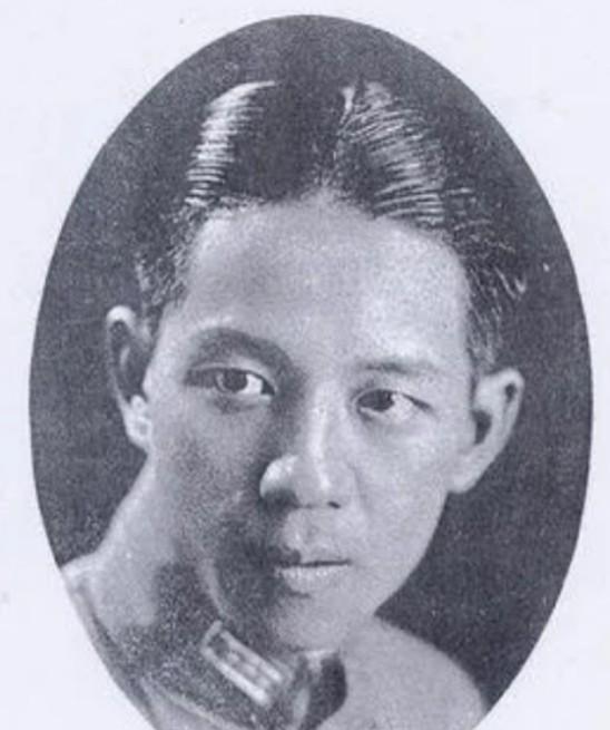 那个日本伍长走了之后，钮先铭站在原地，两条腿还在打颤
刚才背《心经》的时候，他脑