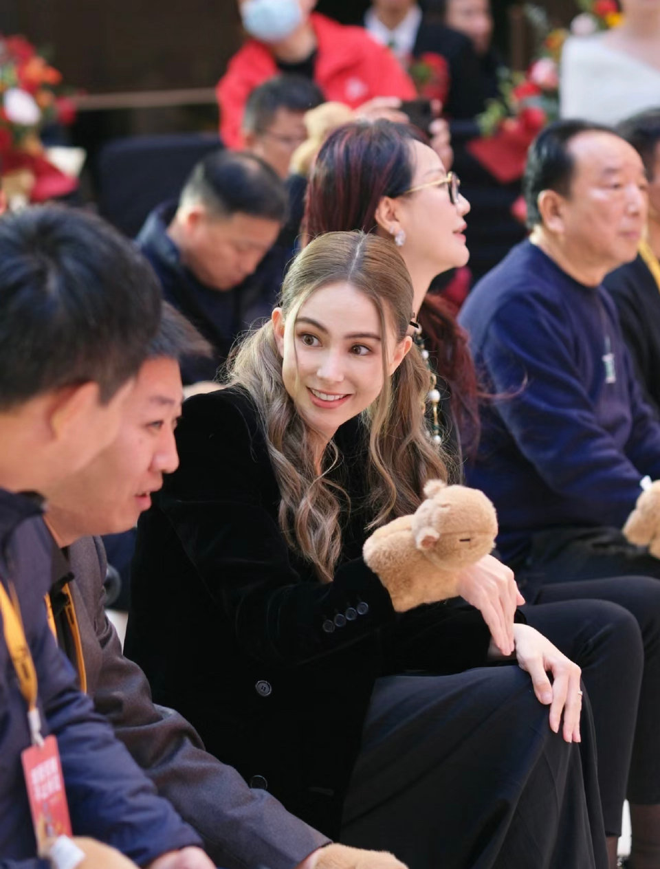 路人镜头下的昆凌 好美[抱一抱] ​​​