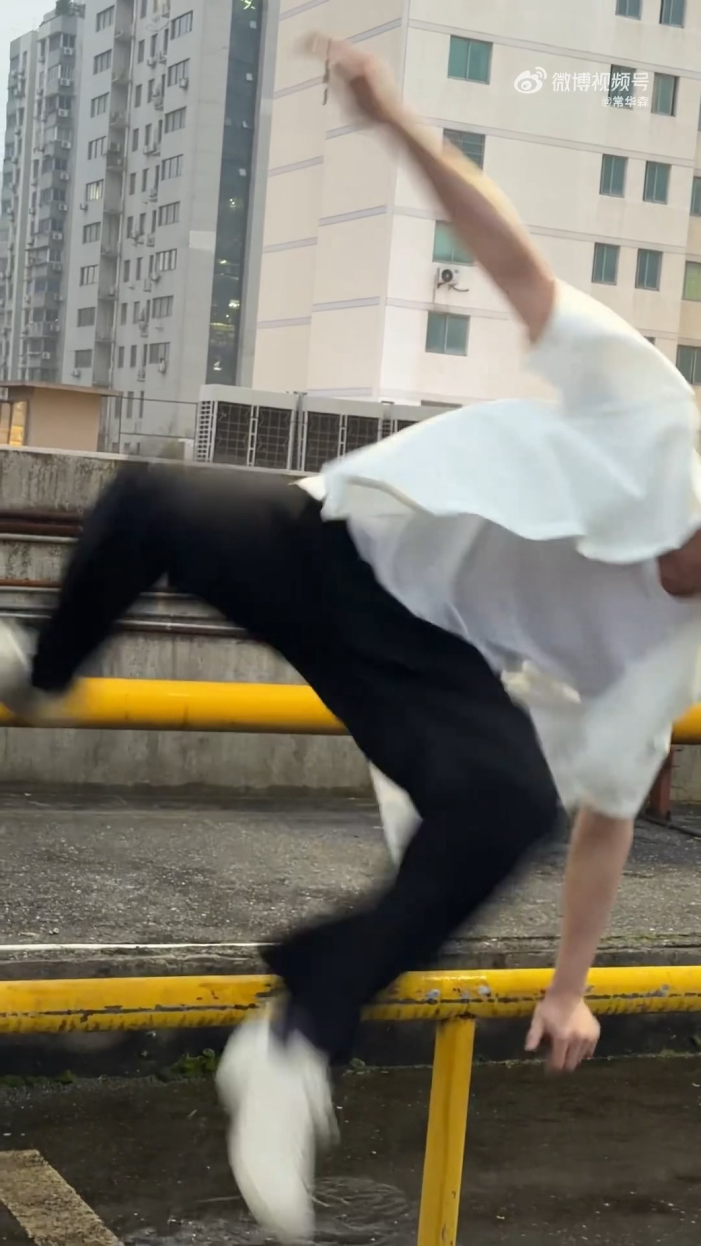 常华森原来你下巴是这么摔的啊🙊🙊🙊🙊常华森表演后空翻摔到下巴