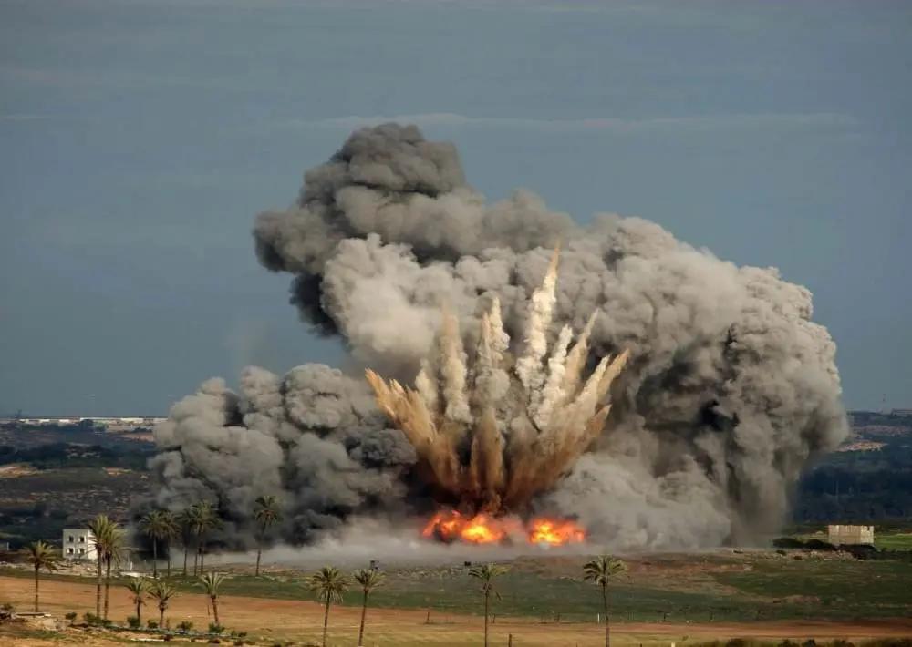 突发炸场！伊朗突袭美军基地：几十架无人机打爆10亿萨德，F‑15成片被毁！
当地