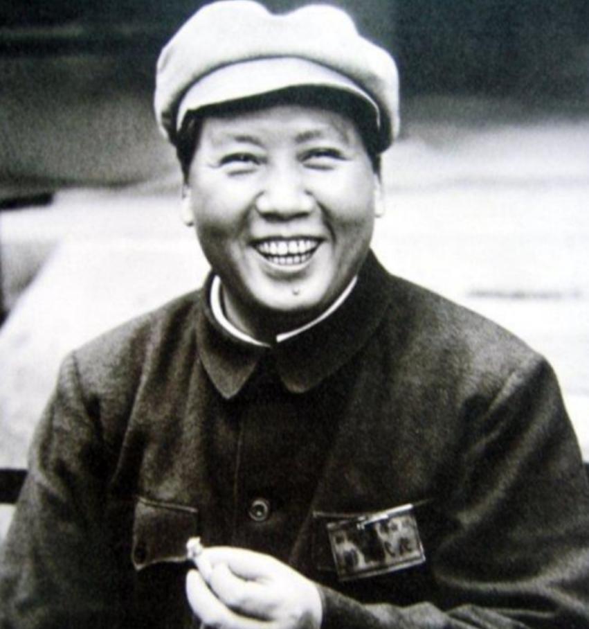 1948年的一天，毛主席设宴请周恩来，朱德等老总吃饭，但是厨师竟然给主席端上了一
