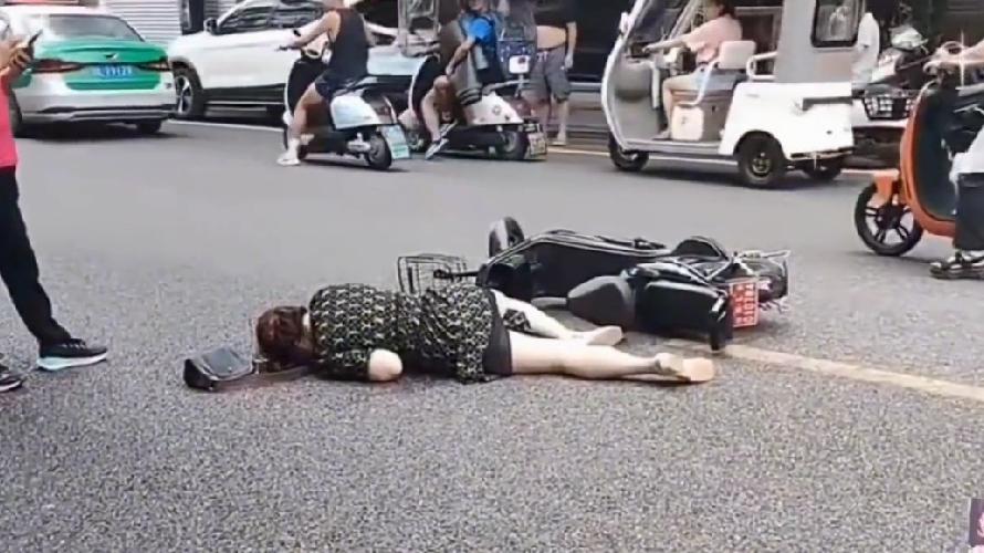 女子骑车摔倒在地，路人路过无人搀扶，真的是大家冷漠吗？
 
乐山一名电动车女骑手