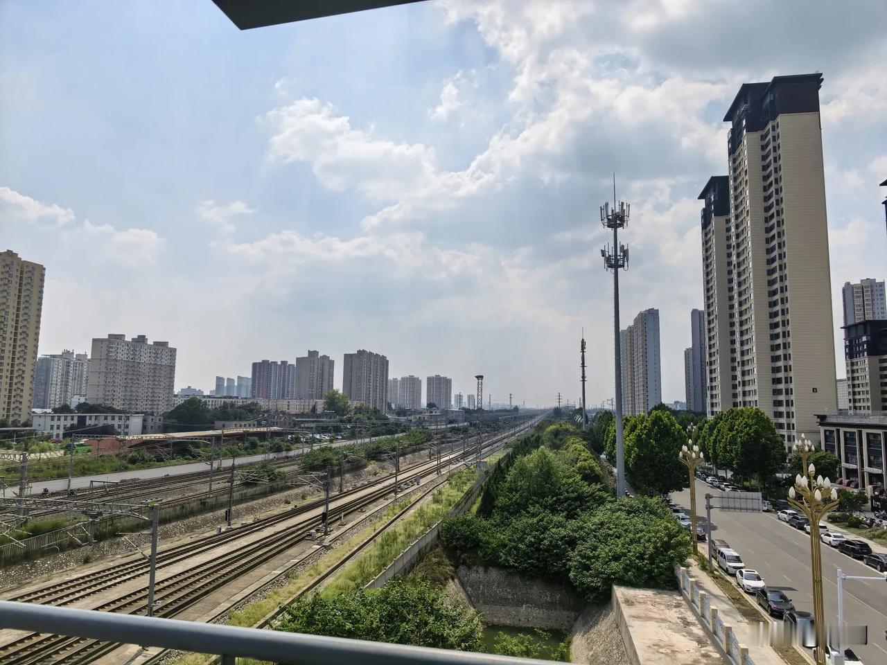 【七绝·天上白云】
天上白云尽自闲，
随风漫卷放心宽。
一身素裹来无迹，
却向骄