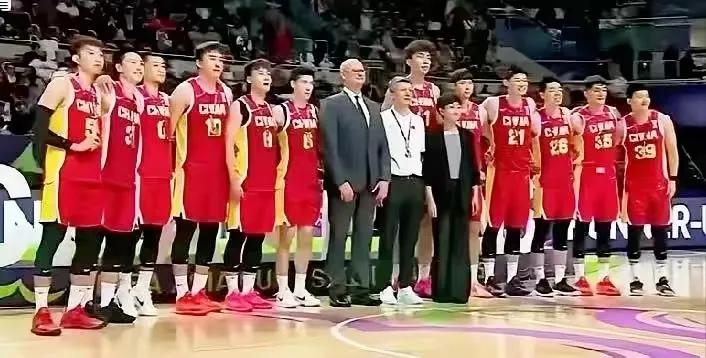 中国🇨🇳男篮经过亚洲杯小考，成绩斐然，在球场展现强烈爱国心、顽强拼搏，不畏强