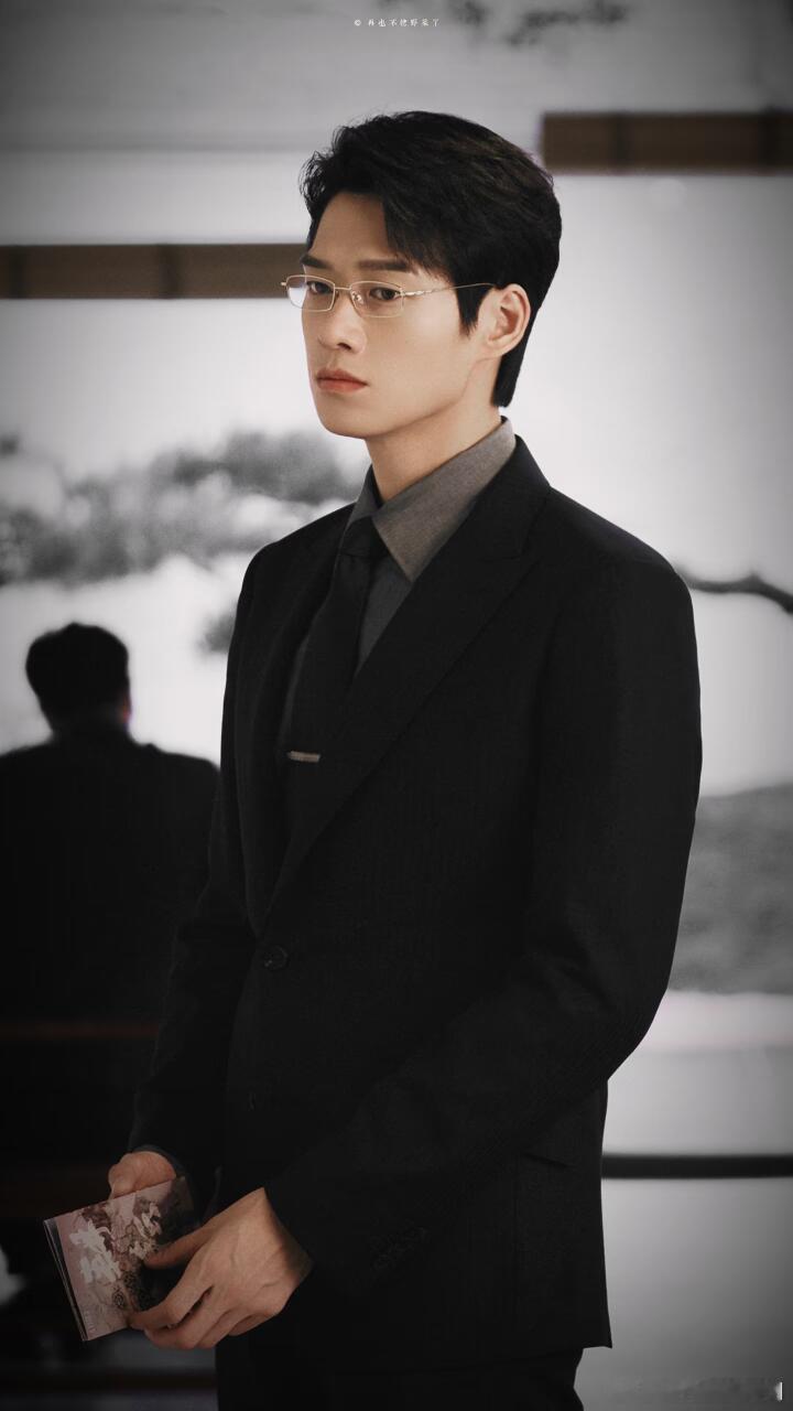 魏大勋王传君喂周奇吃面被魏大勋王传君喂周奇吃面的画面暖到了，哥哥们花式宠弟弟，投