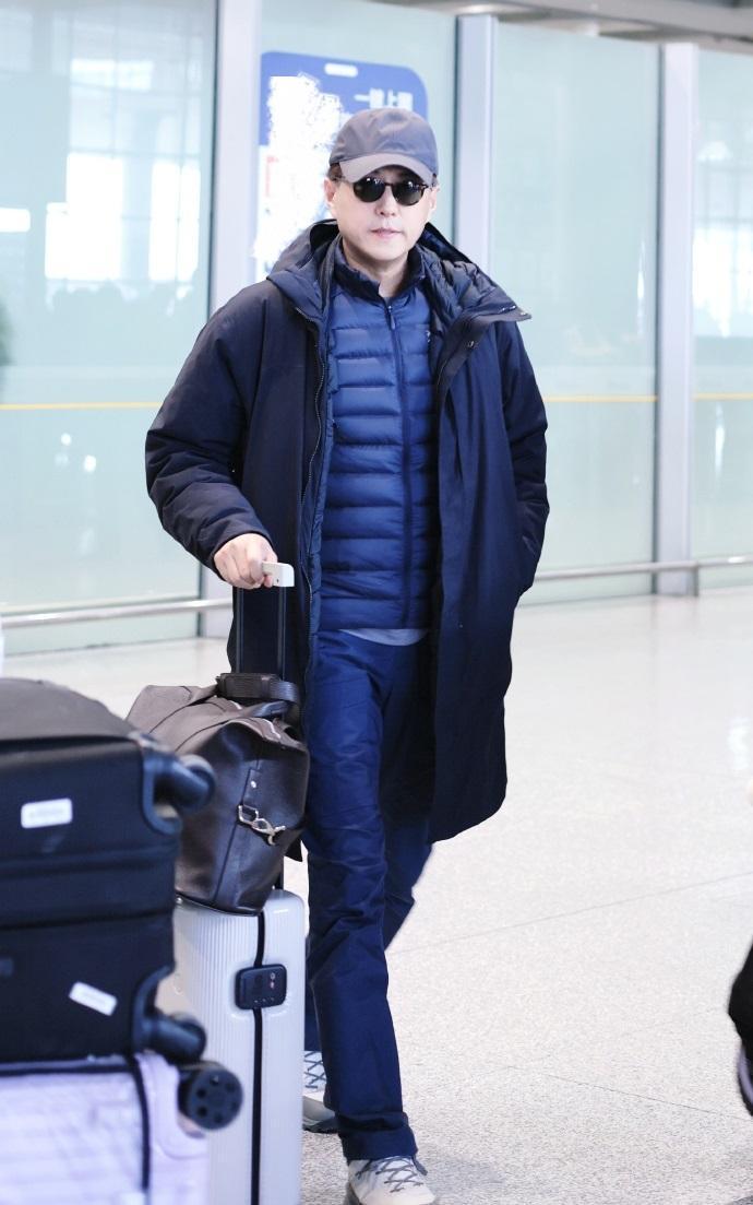 今天靳东现身机场，她这回搭配深色的衣服，看起来很有型，还特别的帅气。

靳东里面
