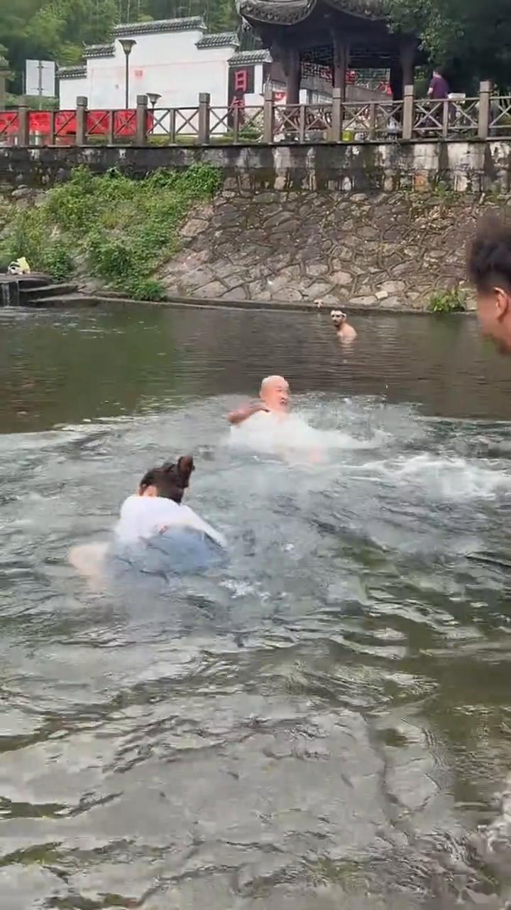 哈哈哈哈哈哈，哎呦我的妈，哈哈，哈哈哈。