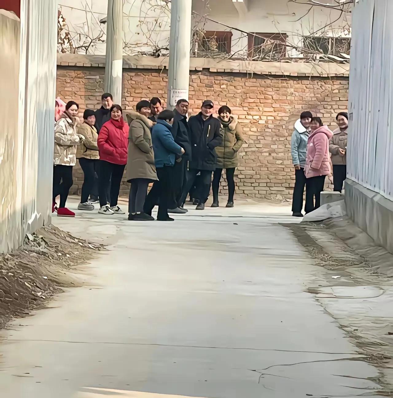 村口妇女天团这是提前开启“过年情报站”模式了吧？远远看见车就眼神锁定，那架势堪比