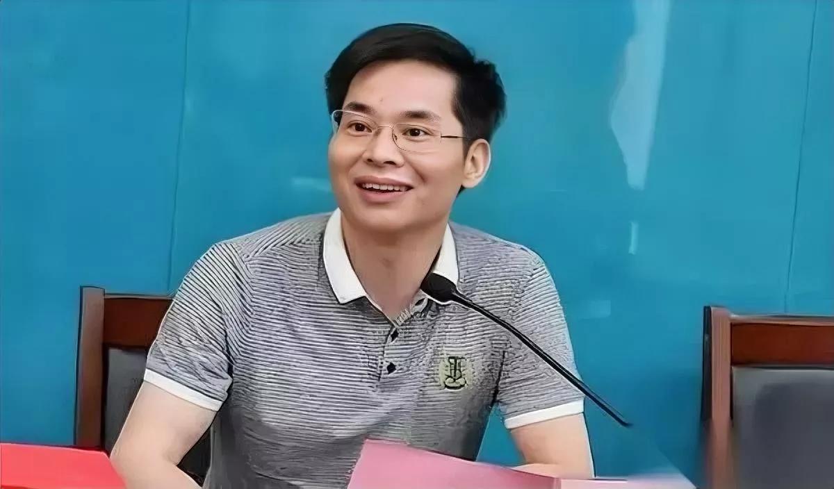 天才谢彦波

被美国驱逐了

导火索居然只是深夜插兜去了趟导师家？

好多人第一