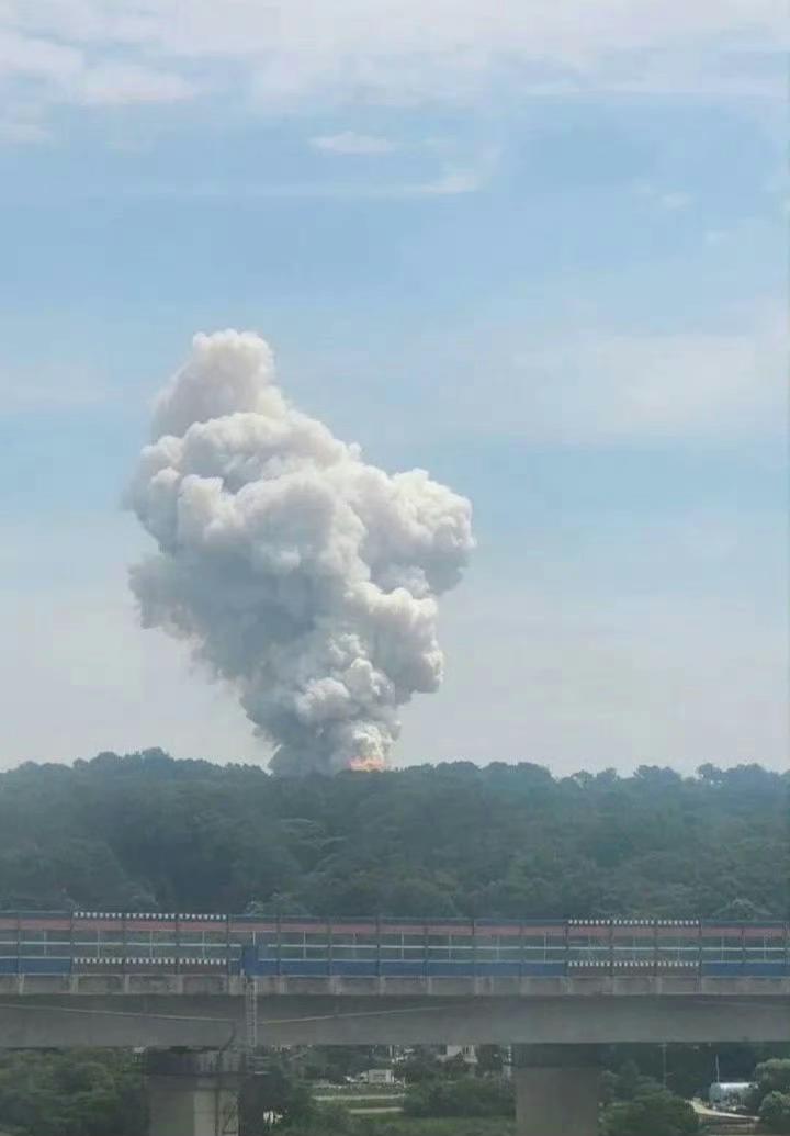 今天上午，韩国韩华航空航天公司大田工厂发生爆炸并引发火灾，目前已造成5人死亡、2