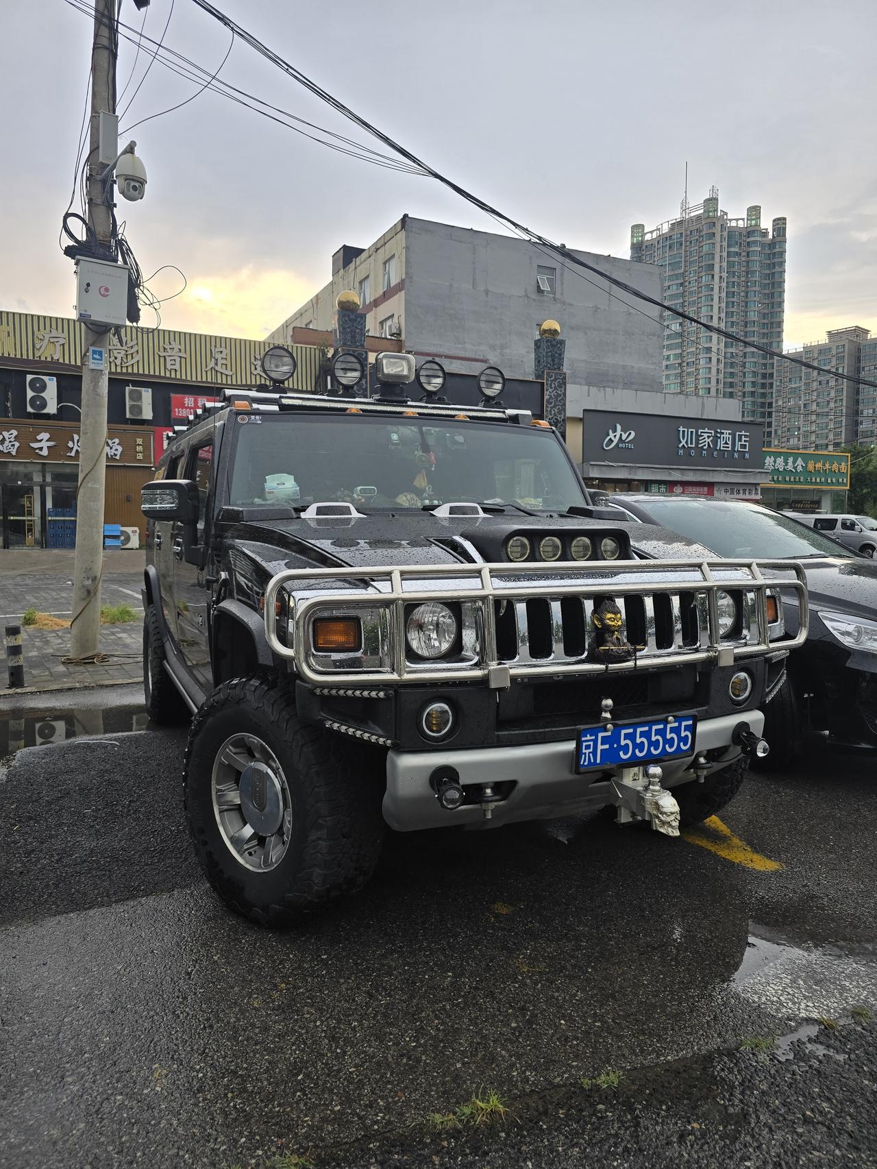 这辆车的车主当年妥妥的大哥级人物，这么多年也不换车，看来对这辆悍马有感情了。【来