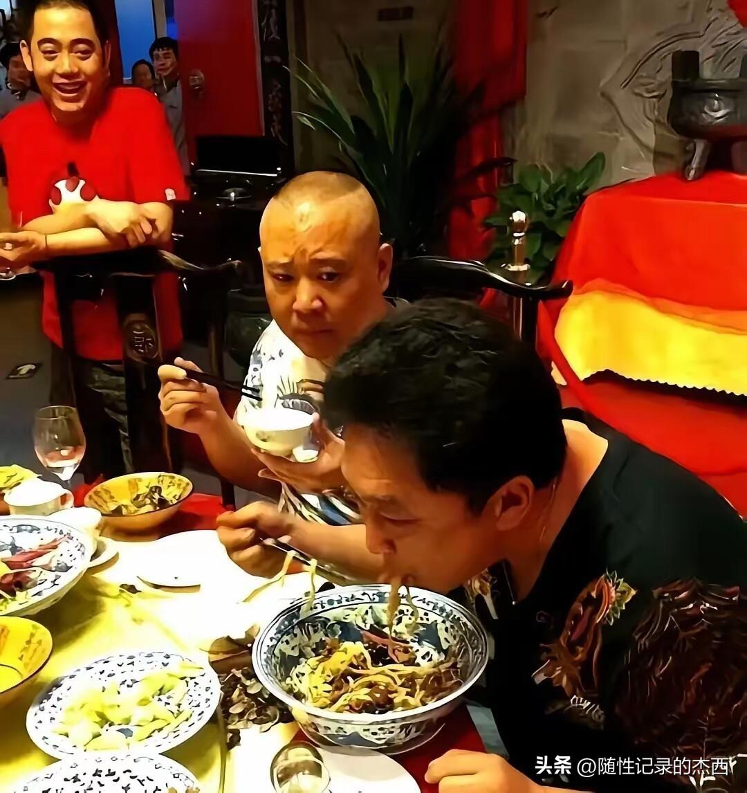 这样太搞笑了吧，郭德纲那么高大的一个人竟然只拿这么小一个碗在吃饭，相比于旁边于谦