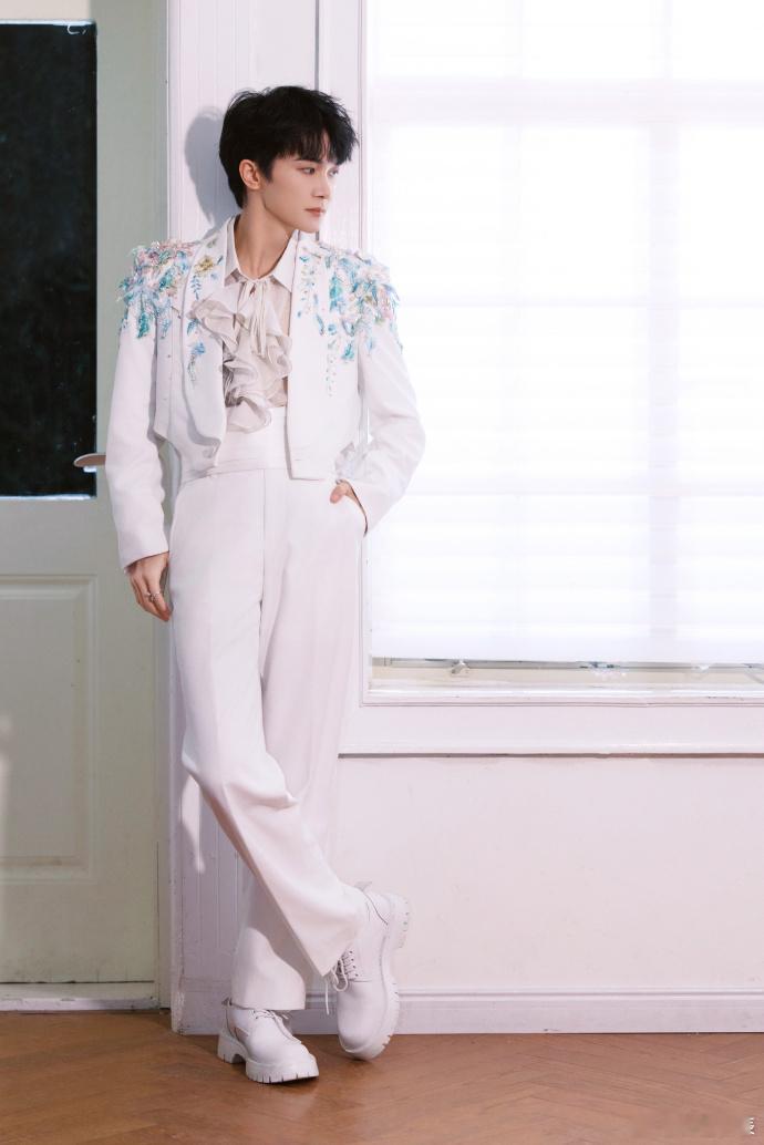 周深香港vlog 看完周深香港vlog狠狠破防！从迷茫到找到自己，他用歌声与真诚