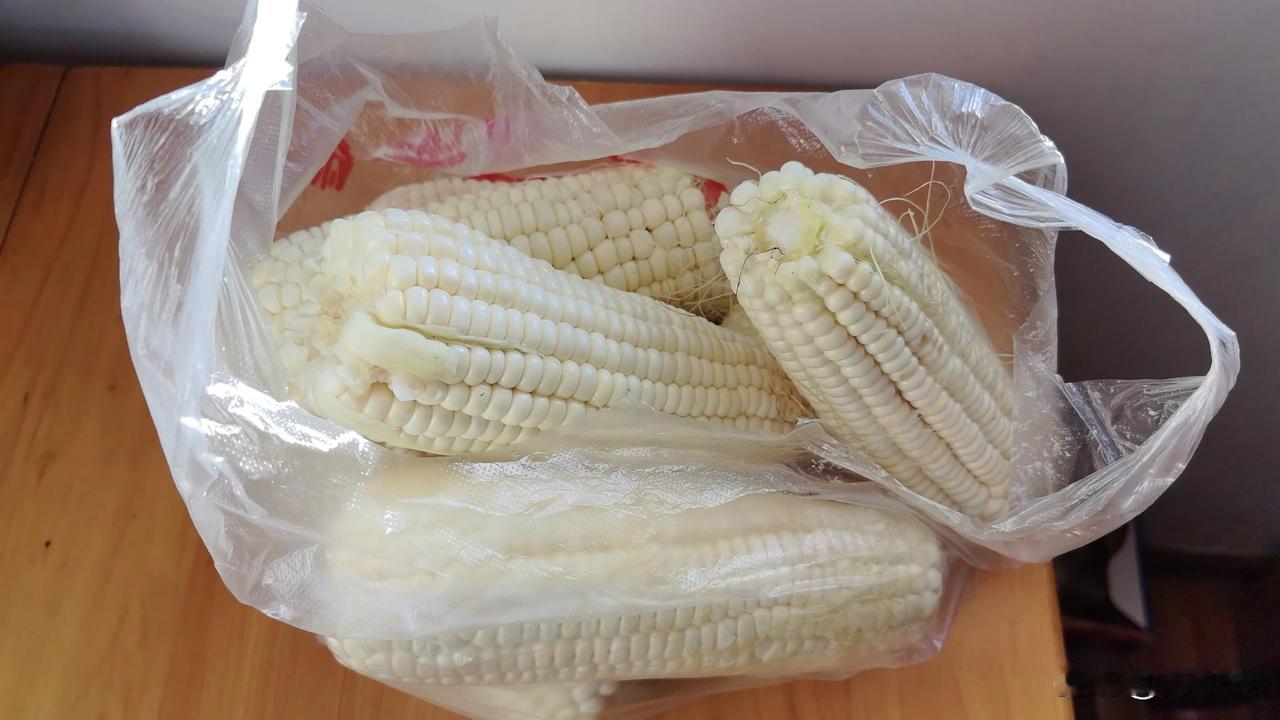 菜市场的善意，往往藏在剥开的玉米里

今晨健步走结束，拐进大剧院背面的一条小路。